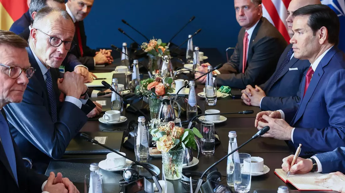 «Zwischen Europa und den Vereinigten Staaten von Amerika hat sich eine Kluft, ein tiefer Graben aufgetan», konstatierte Kanzler Merz in seiner Rede bei der MSC. Später traf er sich dann mit US-Außenminister Marco Rubio. - Bild: Liesa Johannssen/Reuters/Pool/dpa