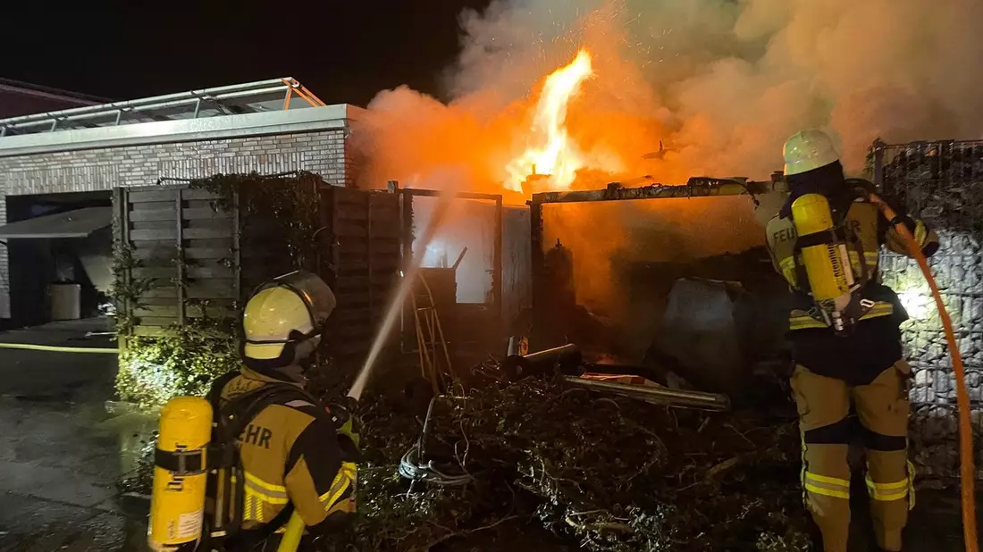 FW-E: Brand eines Gartenhauses - Gasflaschen sorgen für besondere Gefahr - Bild: presseportal.de