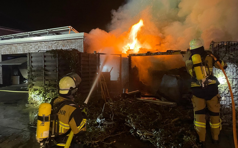 FW-E: Brand eines Gartenhauses - Gasflaschen sorgen für besondere Gefahr - Foto: presseportal.de