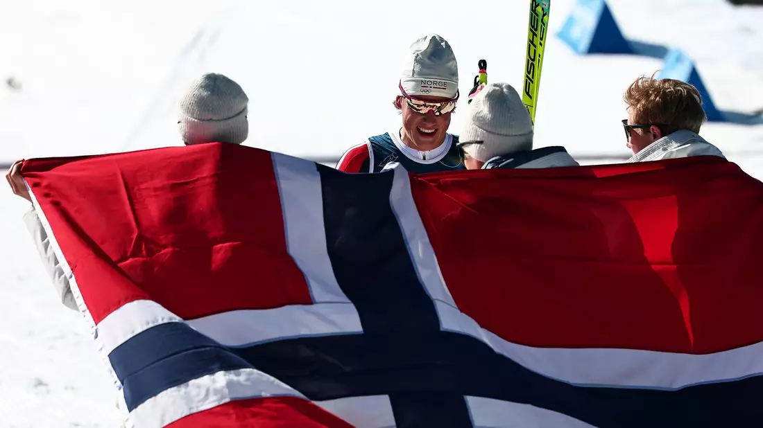 Klaebo (2.v.l.) siegte mit Norwegens Staffel souverän. - Bild: Daniel Karmann/dpa