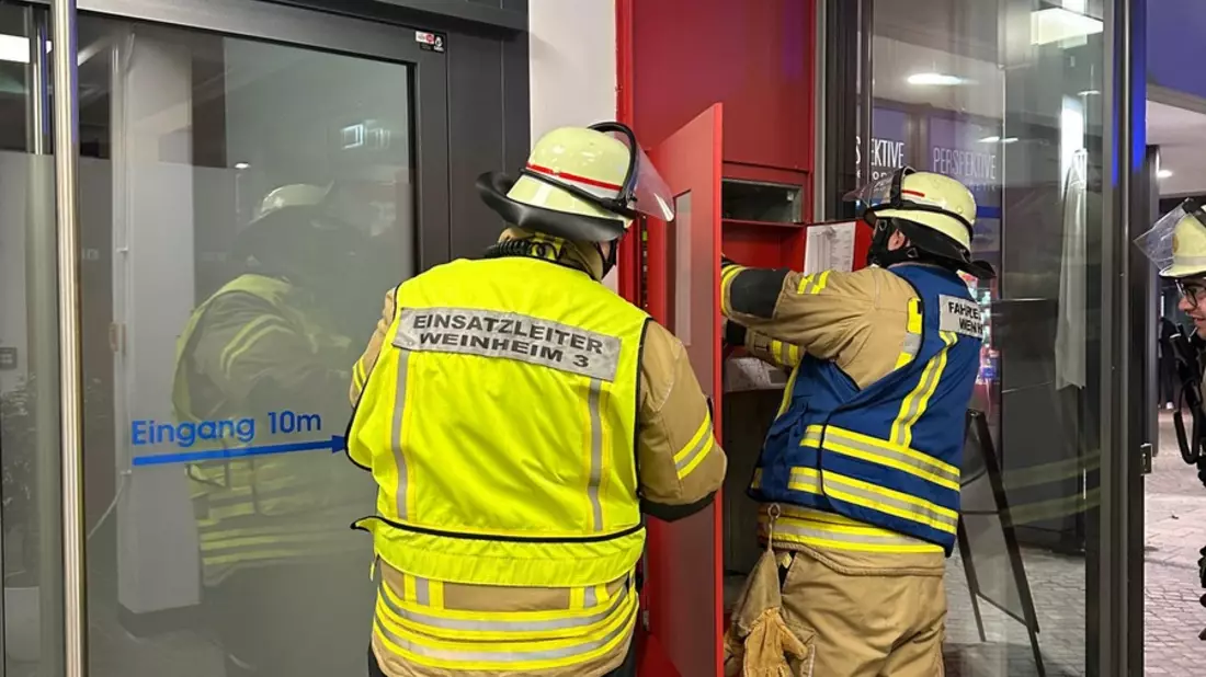 FW Weinheim: Handdruckmelder missbraucht - Weinheimer Feuerwehr rückt umsonst ins Karlsberg Carré aus - Bild: presseportal.de