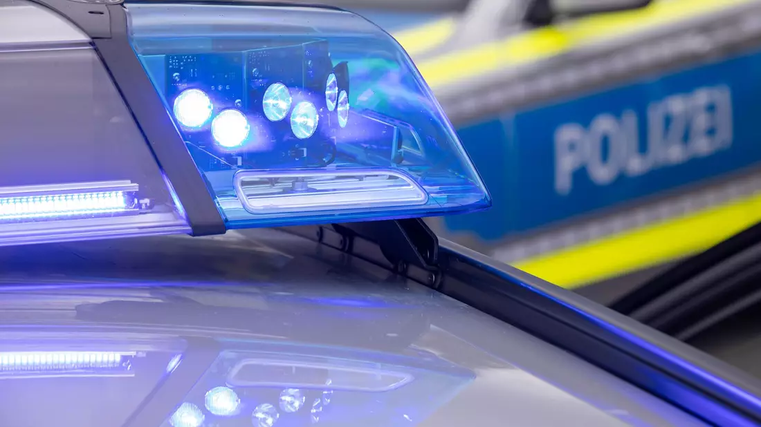 Im Landkreis Rostock rückte die Polizei nach dem tödlichen Unfall eines 11 Jahre alten Jungen aus. (Symbolbild) - Bild: Daniel Karmann/dpa