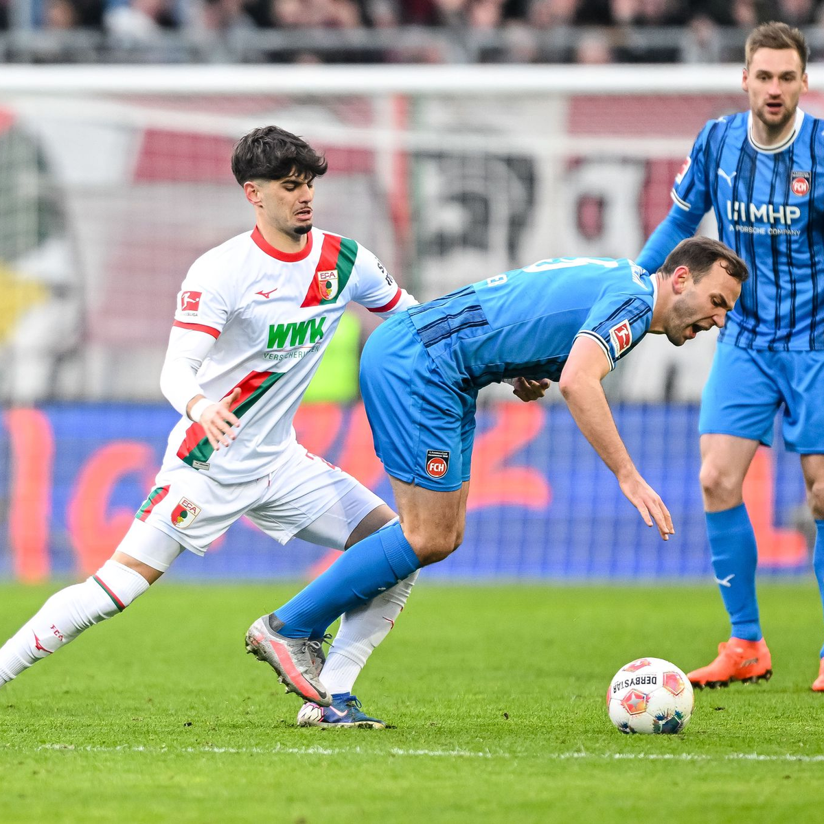 Viel K(r)ampf herrscht im Spiel zwischen Augsburg und Heidenheim. - Foto: Harry Langer/dpa