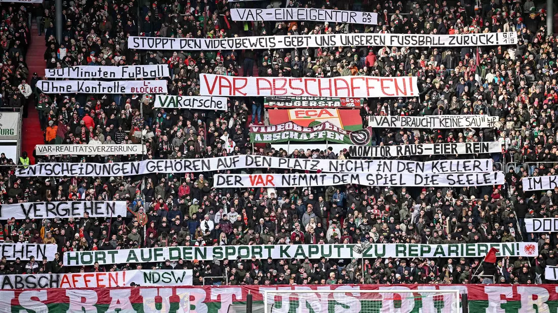 Die Fans haben den VAR satt. - Bild: Harry Langer/dpa
