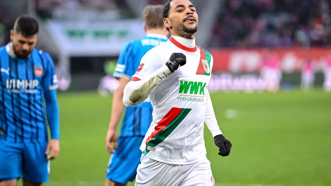 Alexis Claude-Maurice ist Augsburgs Matchwinner. - Bild: Harry Langer/dpa