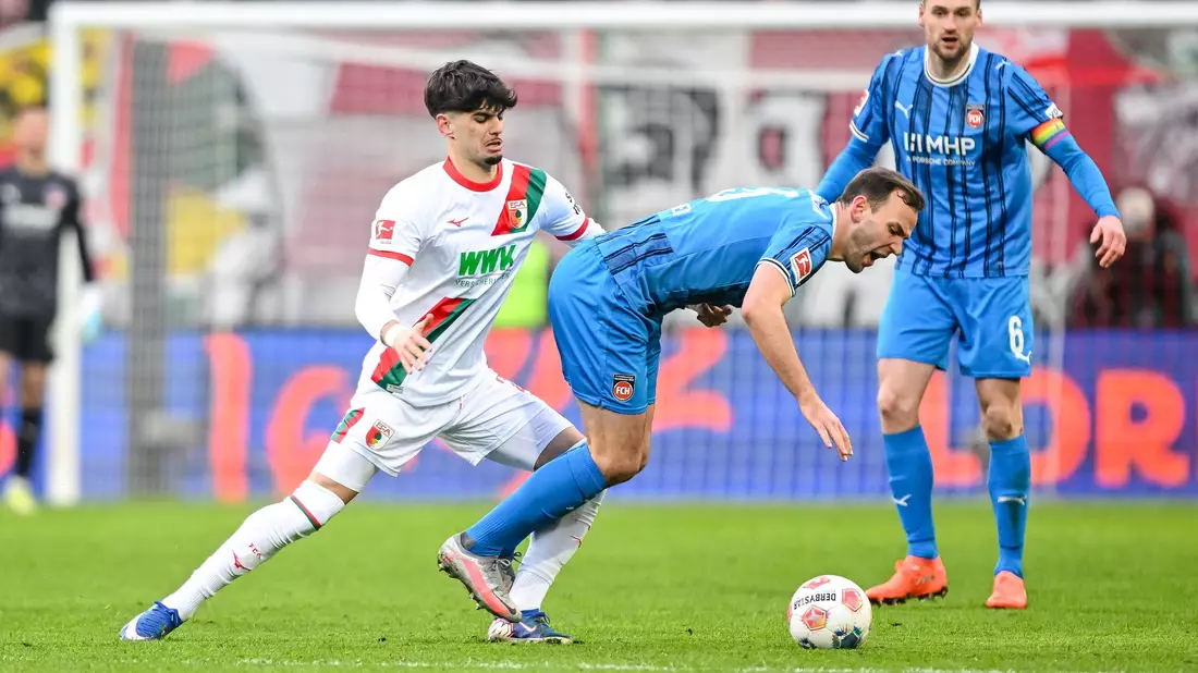Viel K(r)ampf herrscht im Spiel zwischen Augsburg und Heidenheim. - Bild: Harry Langer/dpa
