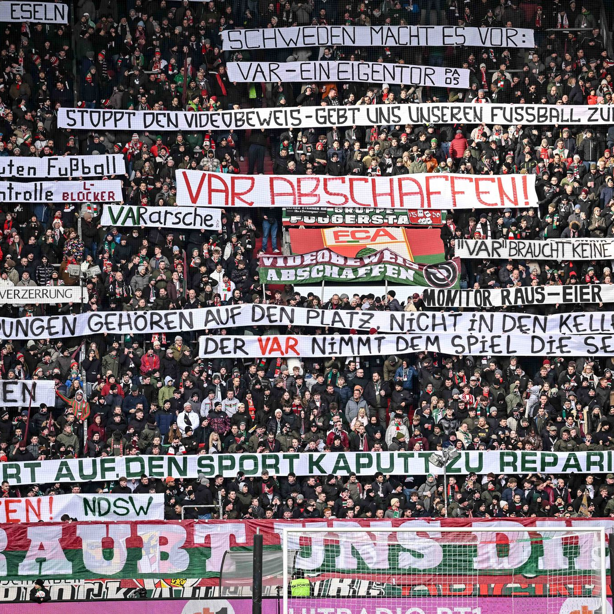 Die Fans haben den VAR satt. - Foto: Harry Langer/dpa
