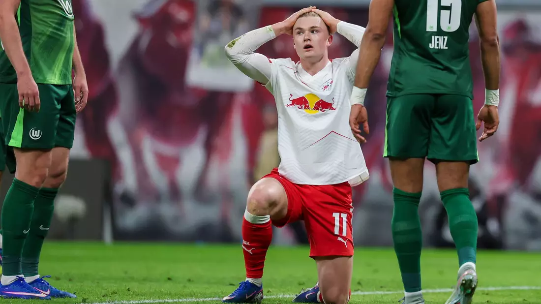 Conrad Harder (M) trauert einer verpassten Chance hinterher. - Bild: Jan Woitas/dpa