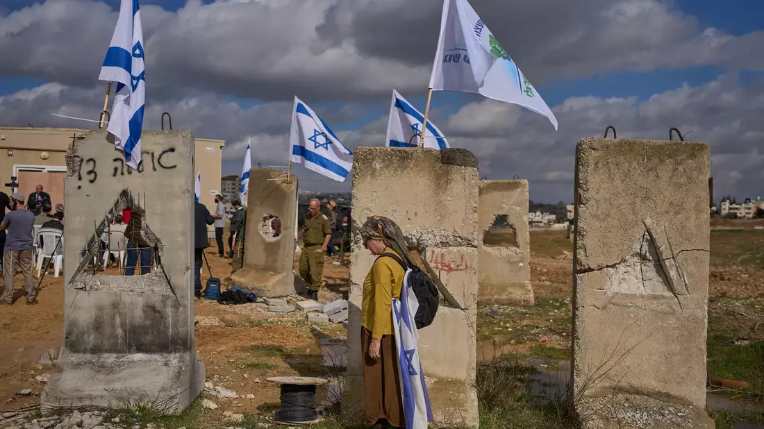 Israelische Siedler bei der Einweihung einer neuen Siedlung im Westjordanland. (Archivbild) - Bild: Ohad Zwigenberg/AP/dpa