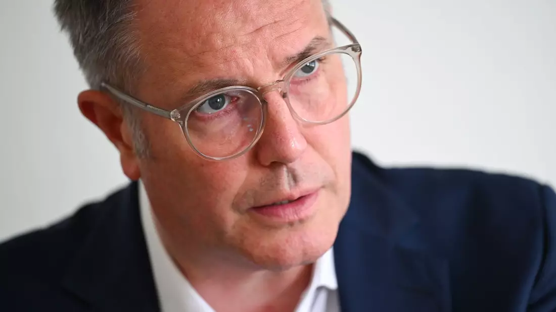 Ministerpräsident Alexander Schweitzer will ein einheitliches Deutschlandticket mit Passfoto. (Archivbild) - Bild: Arne Dedert/dpa