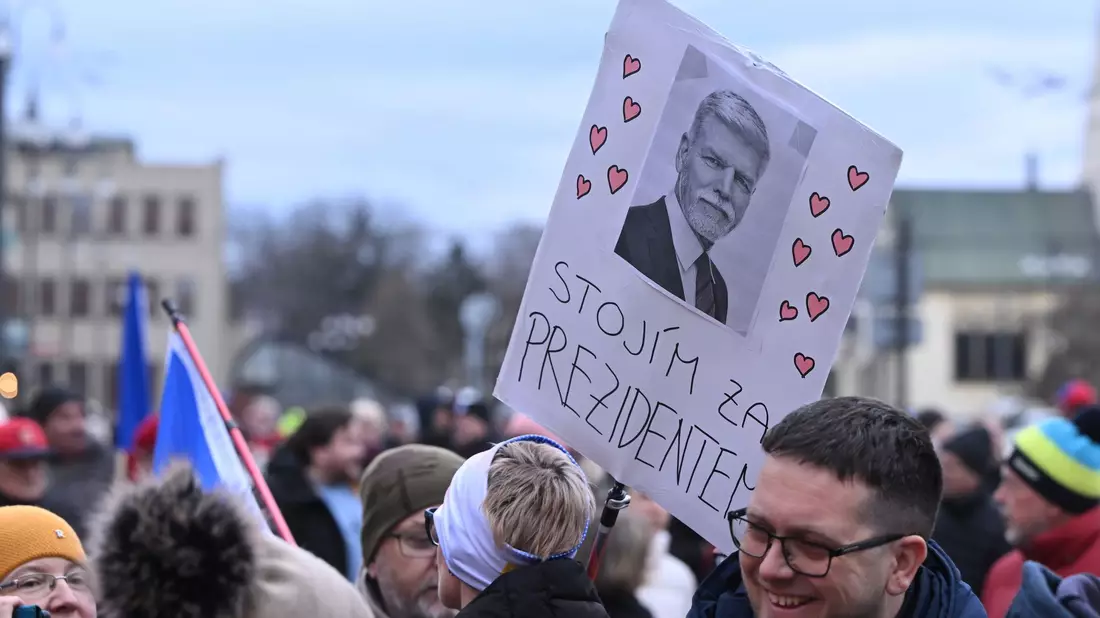 Menschen demonstrieren zur Unterstützung des tschechischen Präsidenten Pavel in Pardubice (Pardubitz), Ostböhmen. Auf dem Schild steht «Ich stehe zum Präsidenten». - Bild: Josef Vostarek/CTK/AP/dpa