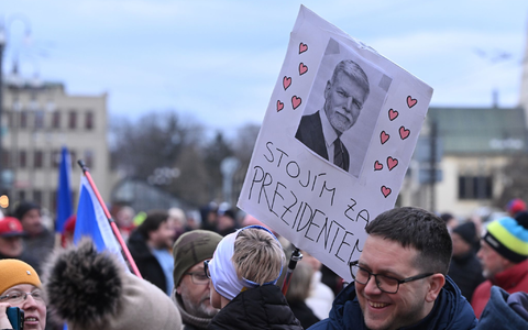 Menschen demonstrieren zur Unterstützung des tschechischen Präsidenten Pavel in Pardubice (Pardubitz), Ostböhmen. Auf dem Schild steht «Ich stehe zum Präsidenten». - Foto: Josef Vostarek/CTK/AP/dpa