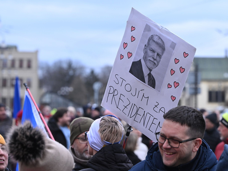 Menschen demonstrieren zur Unterstützung des tschechischen Präsidenten Pavel in Pardubice (Pardubitz), Ostböhmen. Auf dem Schild steht «Ich stehe zum Präsidenten». - Foto: Josef Vostarek/CTK/AP/dpa