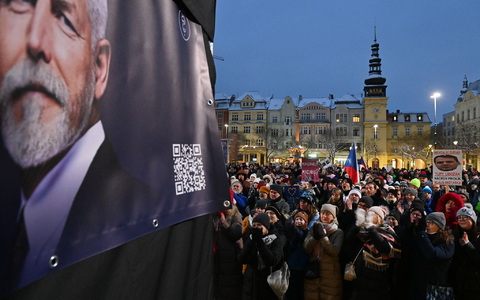In ganz Tschechien gehen Menschen aus Solidarität mit ihrem Präsidenten Pavel auf die Straße. Er befindet sich in einem Machtkampf mit der Regierung von Andrej Babis. - Foto: Ožana Jaroslav/CTK/dpa