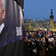 In ganz Tschechien gehen Menschen aus Solidarität mit ihrem Präsidenten Pavel auf die Straße. Er befindet sich in einem Machtkampf mit der Regierung von Andrej Babis. - Foto: Ožana Jaroslav/CTK/dpa