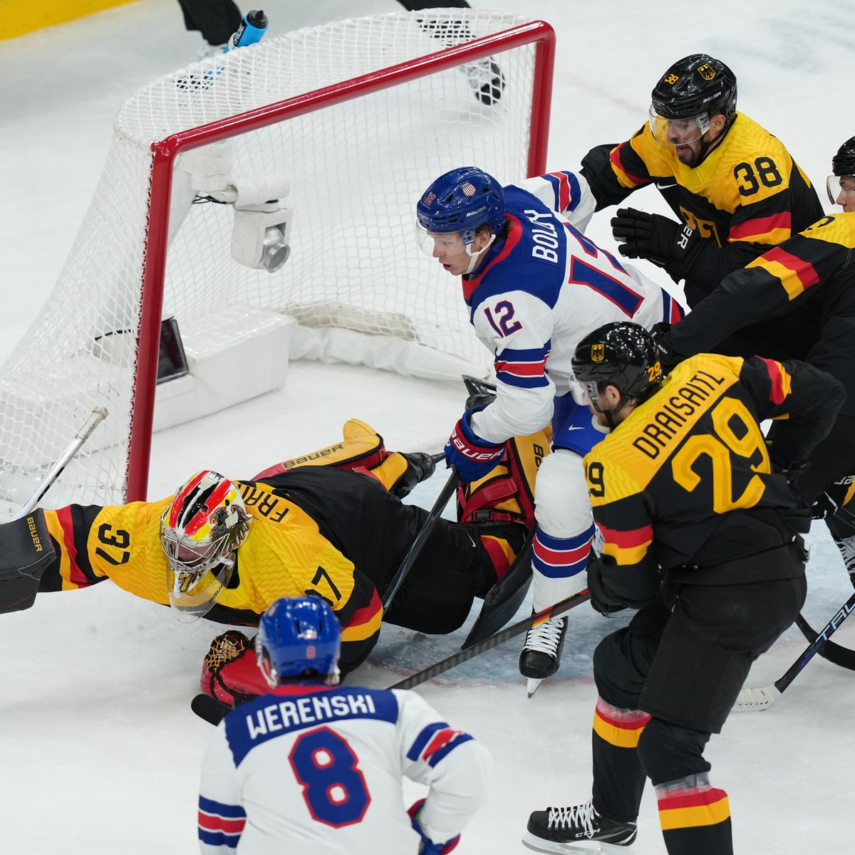 Grubauer-Vertreter Maximilian Franzreb konnte die Niederlage auch nicht verhindern - Foto: Carolyn Kaster/AP/dpa
