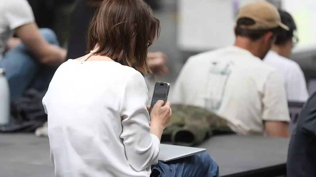 Frau mit Smartphone (Archiv) - Bild: via dts Nachrichtenagentur
