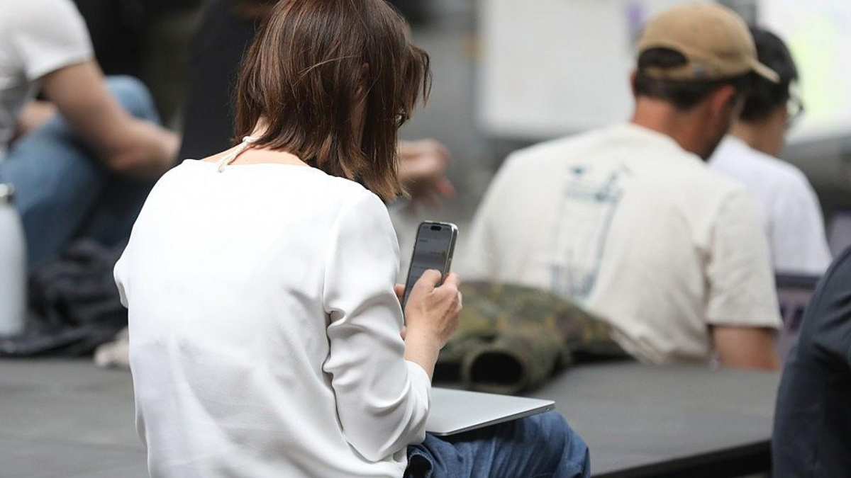 Frau mit Smartphone (Archiv) - Foto: via dts Nachrichtenagentur