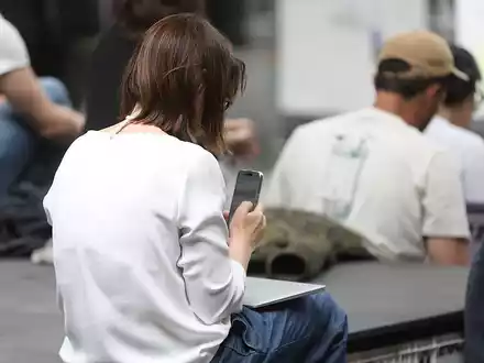 Frau mit Smartphone (Archiv) - Foto: via dts Nachrichtenagentur