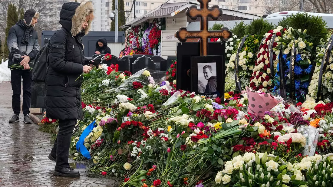 Auf dem Borissowskoje-Friedhof werden auch am zweiten Todestag des Kremlgegners Alexej Nawalny viele Trauernde erwartet. (Archivbild) - Bild: Uncredited/AP
