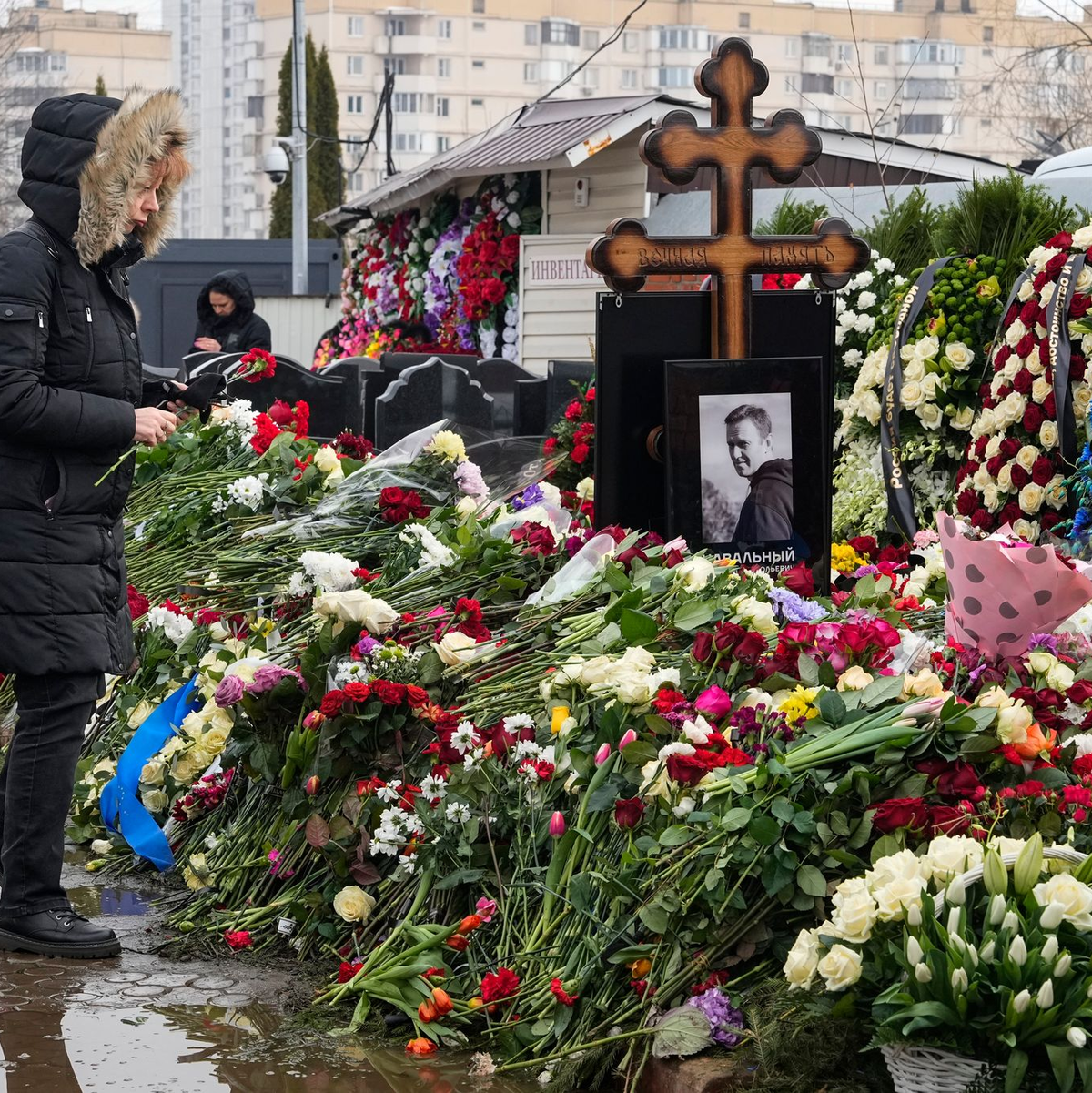Auf dem Borissowskoje-Friedhof werden auch am zweiten Todestag des Kremlgegners Alexej Nawalny viele Trauernde erwartet. (Archivbild) - Foto: Uncredited/AP