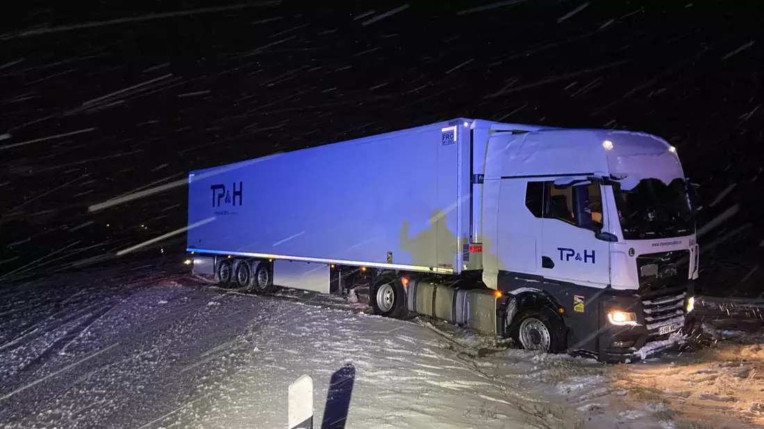 POL-PDTR: Sattelschlepper blockiert nach Verkehrsunfall einen Fahrstreifen der B327 in Morbach (OT Hundheim) - Bild: presseportal.de