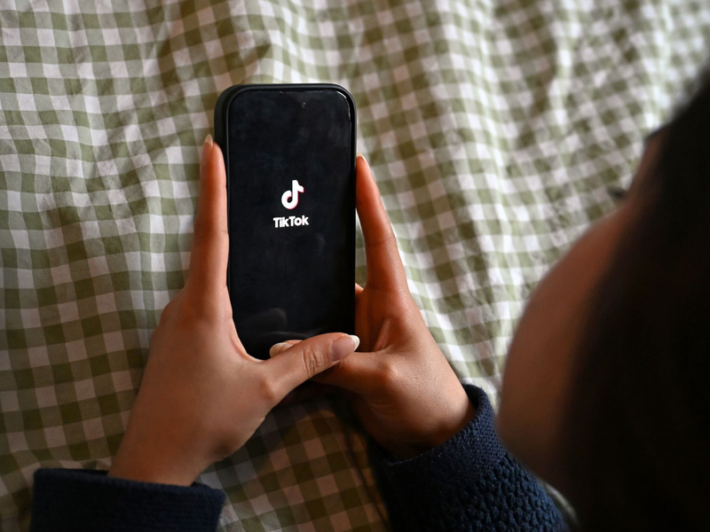  Die EU-Kommission hat sich die Online-Plattform Tiktok vorgeknöpft. - Foto: Elisa Schu/dpa