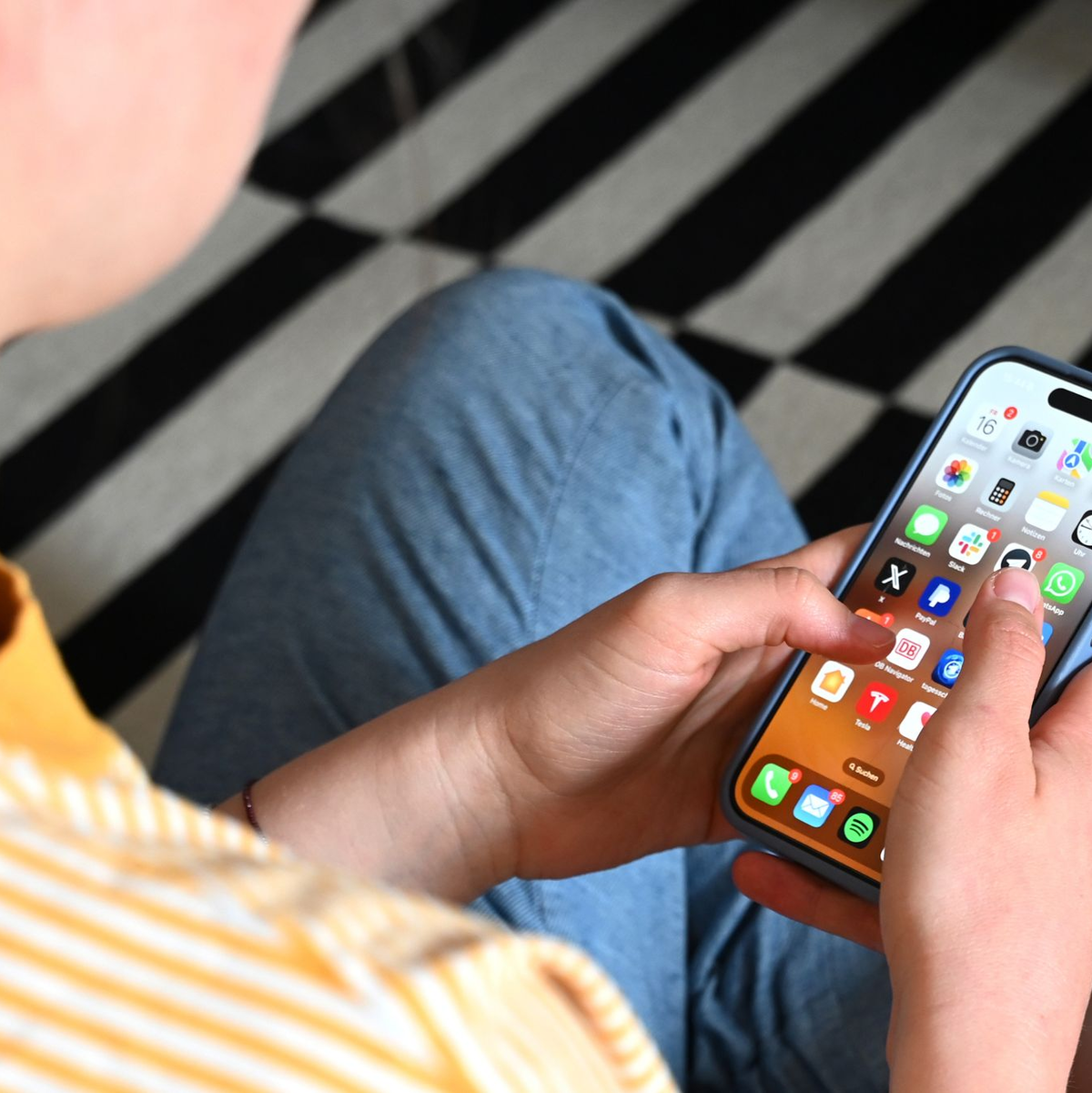 Im Schnitt verbringen Jugendliche mehrere Stunden am Tag am Handy. - Foto: Elisa Schu/dpa