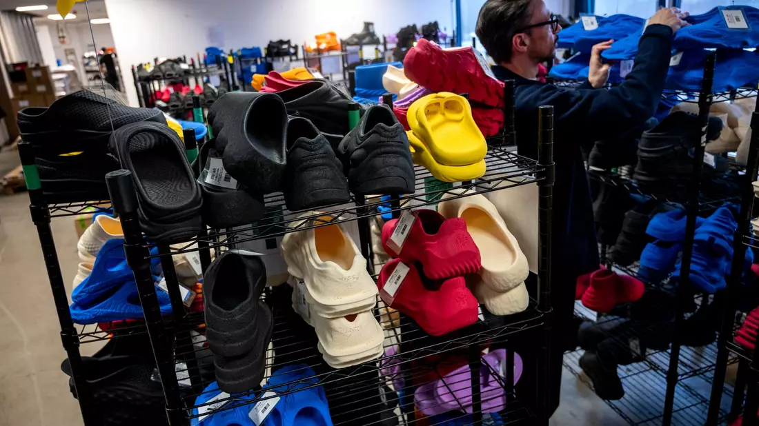 Auch Stars tragen längst Zellerfeld-Sneaker ihrer Lieblingsdesigner - oder designen sie einfach selbst. - Bild: Daniel Bockwoldt/dpa/Daniel Bockwoldt