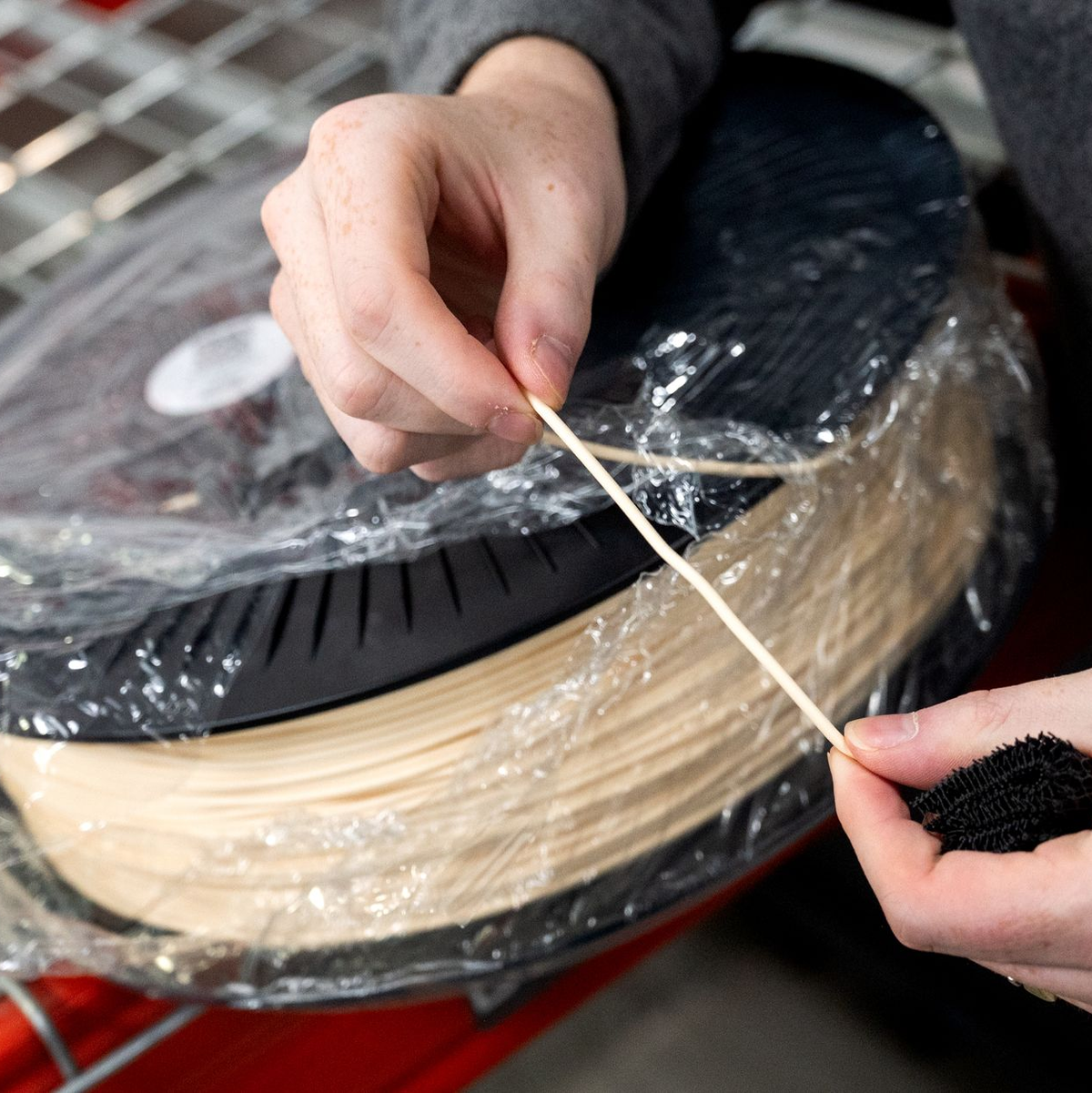 Aus diesem Kunststoff entstehen in den 3D-Druckern innerhalb von 12 bis 24 Stunden die Schuhe. - Foto: Daniel Bockwoldt/dpa/Daniel Bockwoldt