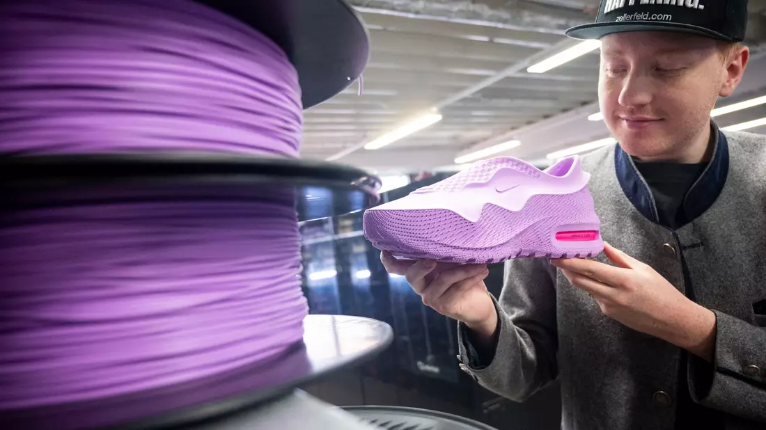 Rund 1.000 Designer haben ihre Sneaker-Designs bei Zellerfeld im Angebot. - Bild: Daniel Bockwoldt/dpa/Daniel Bockwoldt
