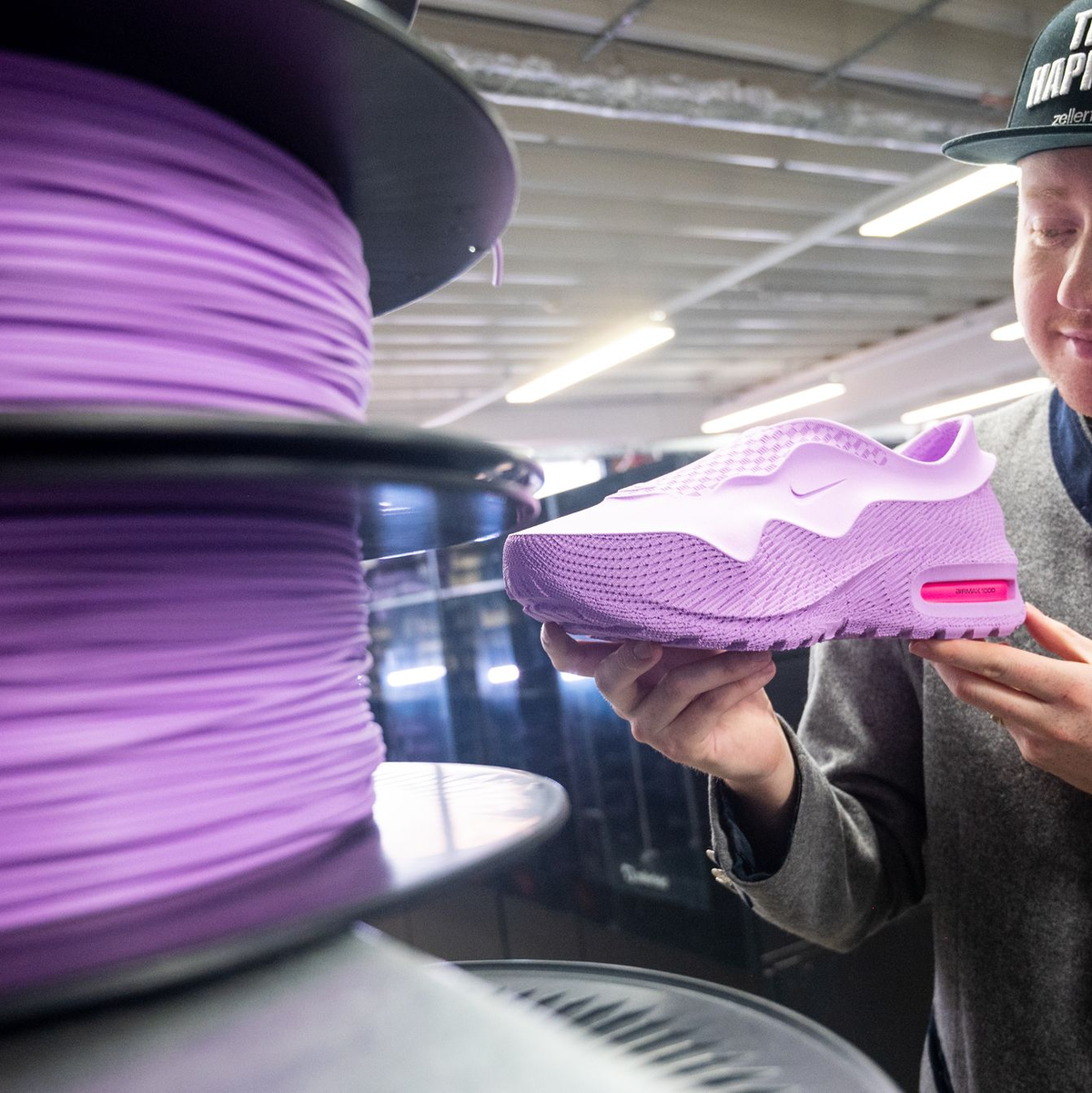 Rund 1.000 Designer haben ihre Sneaker-Designs bei Zellerfeld im Angebot. - Foto: Daniel Bockwoldt/dpa/Daniel Bockwoldt