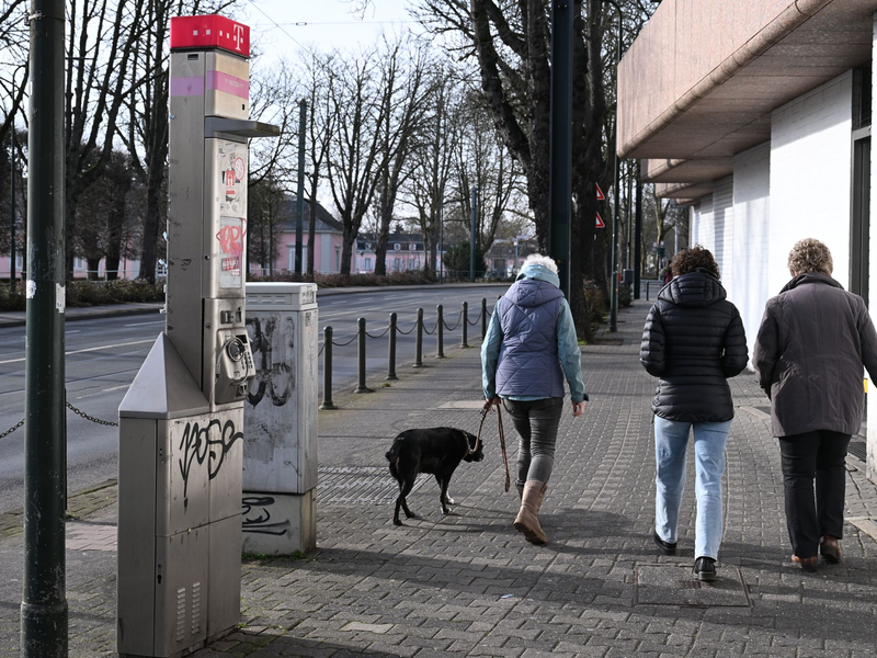 Eine schrottreife Telefonstele beim Schloss Benrath. - Foto: Wolf von Dewitz/dpa
