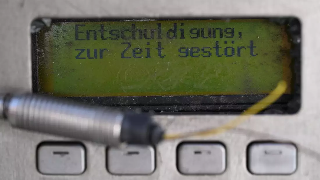 Der Störungshinweis im Display eines kaputten öffentlichen Telefons liest sich so, als würde die Störung irgendwann mal behoben - das wird aber nicht mehr passieren. - Bild: Wolf von Dewitz/dpa