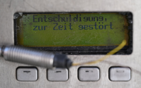 Der Störungshinweis im Display eines kaputten öffentlichen Telefons liest sich so, als würde die Störung irgendwann mal behoben - das wird aber nicht mehr passieren. - Foto: Wolf von Dewitz/dpa