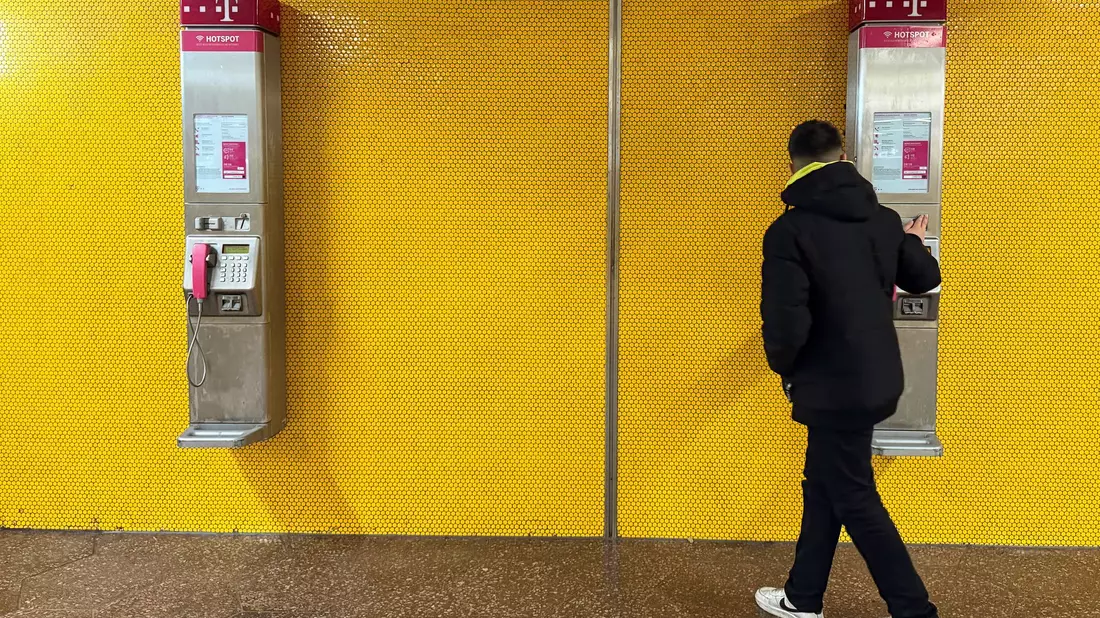 Zwei Wandtelefone am Bochumer Hauptbahnhof - mancher Passant bleibt stehen und blickt verwundert auf die alte Technik. - Bild: Wolf von Dewitz/dpa