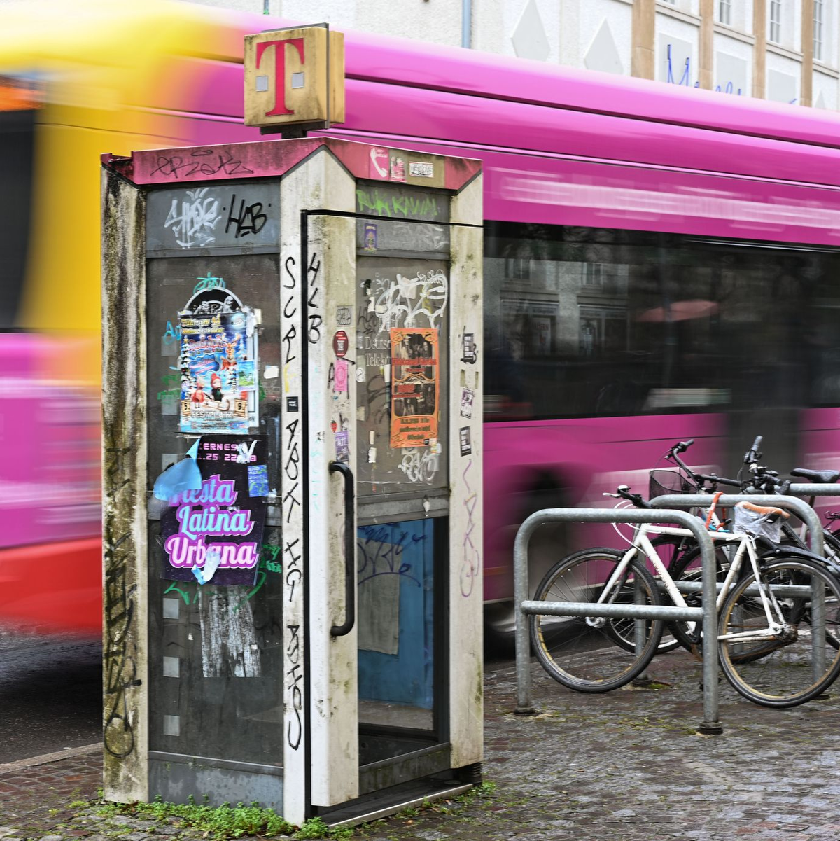 Für Tübingens Oberbürgermeister Boris Palmer ist das «Unrat»: ein altes, kaputtes und beschmiertes Telefonhäuschen in der Tübinger Altstadt. - Foto: Katharina Kausche/dpa