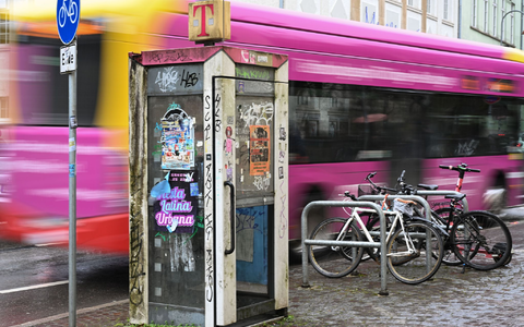 Für Tübingens Oberbürgermeister Boris Palmer ist das «Unrat»: ein altes, kaputtes und beschmiertes Telefonhäuschen in der Tübinger Altstadt. - Foto: Katharina Kausche/dpa