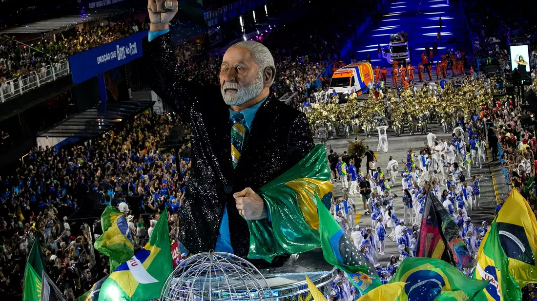 Die Sambaschule «Acadêmicos de Niterói» würdigte Präsident Lula mit ihrem Auftritt. - Bild: Bruna Prado/AP/dpa
