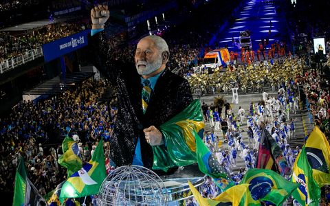 Die Sambaschule «Acadêmicos de Niterói» würdigte Präsident Lula mit ihrem Auftritt. - Foto: Bruna Prado/AP/dpa