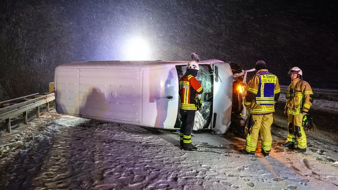 Eine Spur der Autobahn 45 war nach einem schweren Verkehrsunfall nahe Lüdenscheid in Nordrhein-Westfalen vorübergehend gesperrt worden. - Bild: Alex Talash/dpa