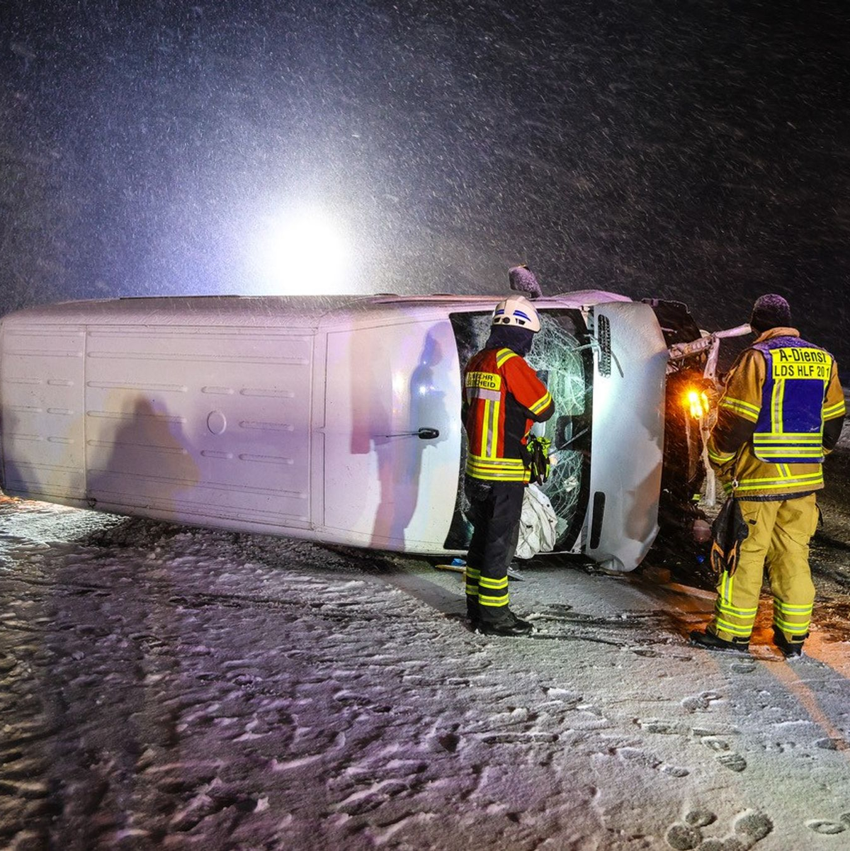 Eine Spur der Autobahn 45 war nach einem schweren Verkehrsunfall nahe Lüdenscheid in Nordrhein-Westfalen vorübergehend gesperrt worden. - Foto: Alex Talash/dpa