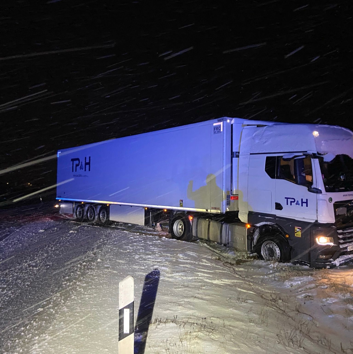 Ein Lkw ist in Rheinland-Pfalz aufgrund der schneeglatten Fahrbahn ins Rutschen gekommen und hat so den Verkehr blockiert.  - Foto: Polizeiinspektion Morbach/dpa