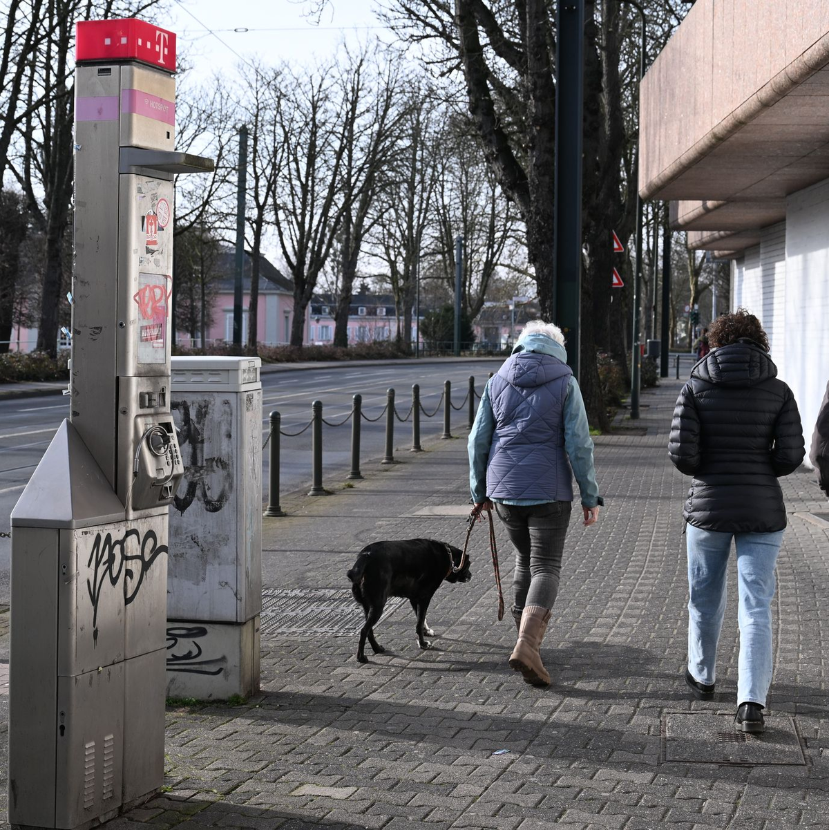 Eine schrottreife Telefonstele beim Schloss Benrath. - Foto: Wolf von Dewitz/dpa