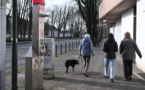 Eine schrottreife Telefonstele beim Schloss Benrath. - Foto: Wolf von Dewitz/dpa