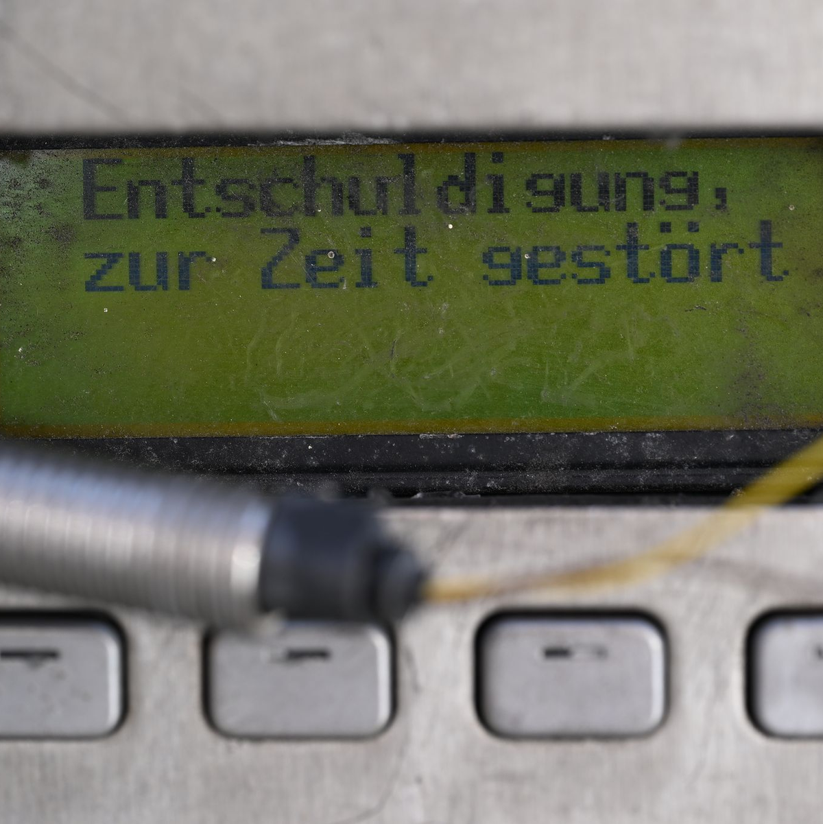 Der Störungshinweis im Display eines kaputten öffentlichen Telefons liest sich so, als würde die Störung irgendwann mal behoben - das wird aber nicht mehr passieren. - Foto: Wolf von Dewitz/dpa