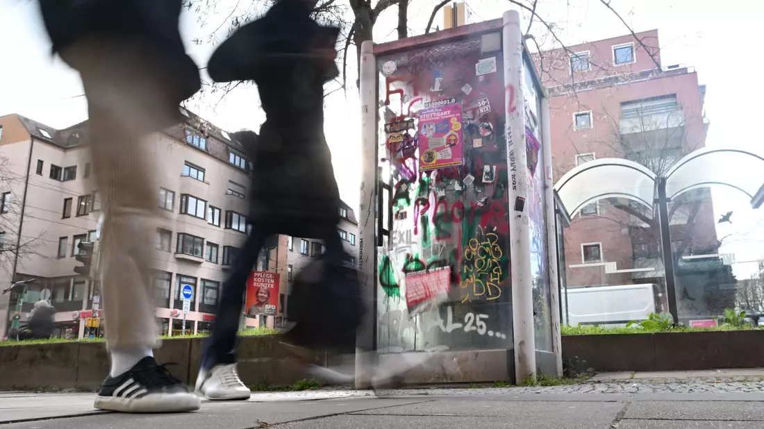 Kein Aushängeschild mehr für den Weltkonzern Deutsche Telekom: ein deaktiviertes Telefonhäuschen in Stuttgart. - Bild: Bernd Weißbrod/dpa