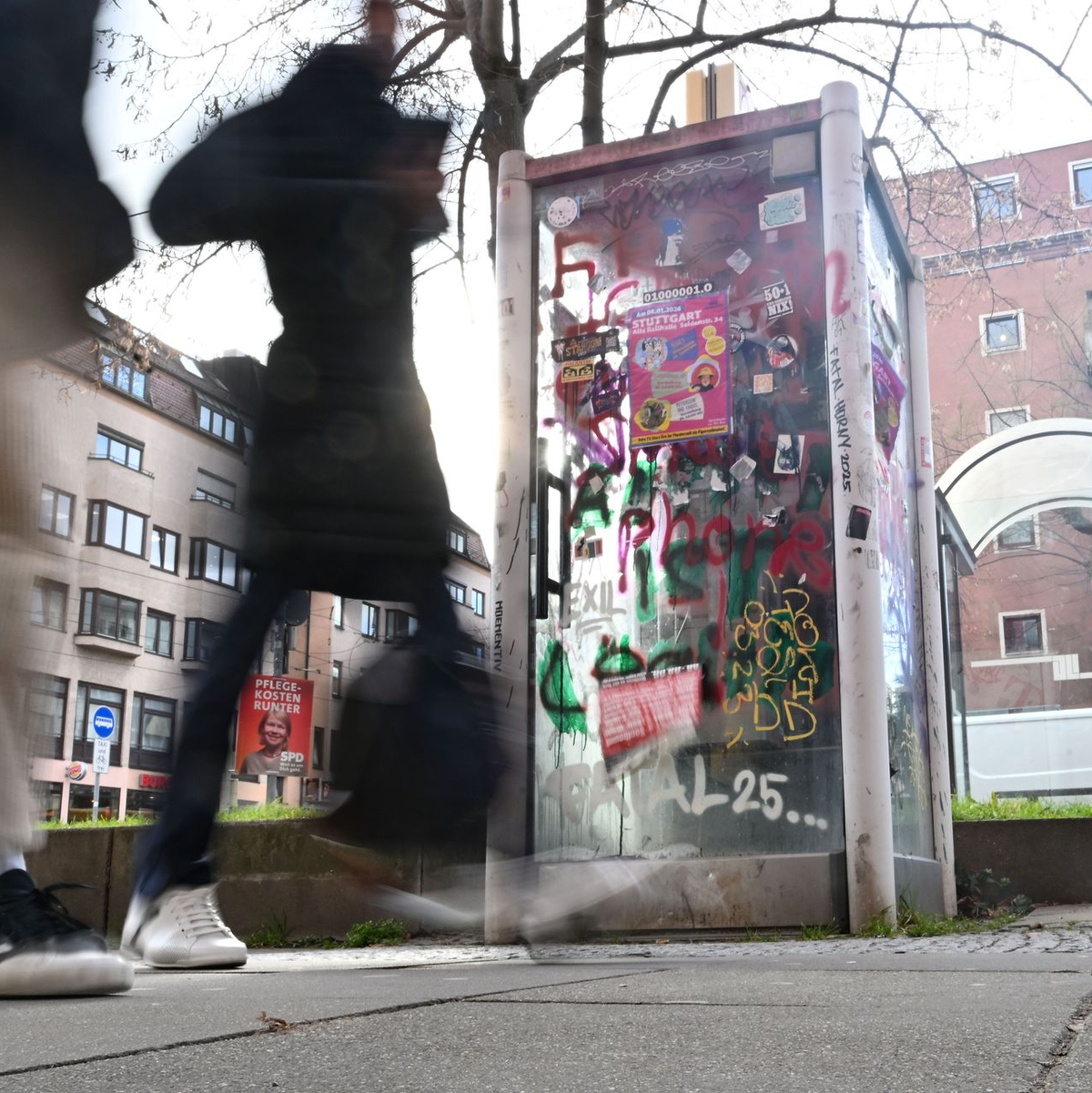 Kein Aushängeschild mehr für den Weltkonzern Deutsche Telekom: ein deaktiviertes Telefonhäuschen in Stuttgart. - Foto: Bernd Weißbrod/dpa
