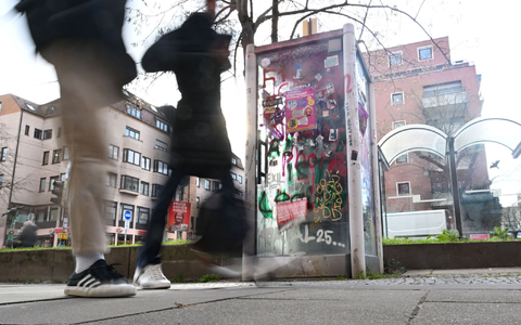 Kein Aushängeschild mehr für den Weltkonzern Deutsche Telekom: ein deaktiviertes Telefonhäuschen in Stuttgart. - Foto: Bernd Weißbrod/dpa