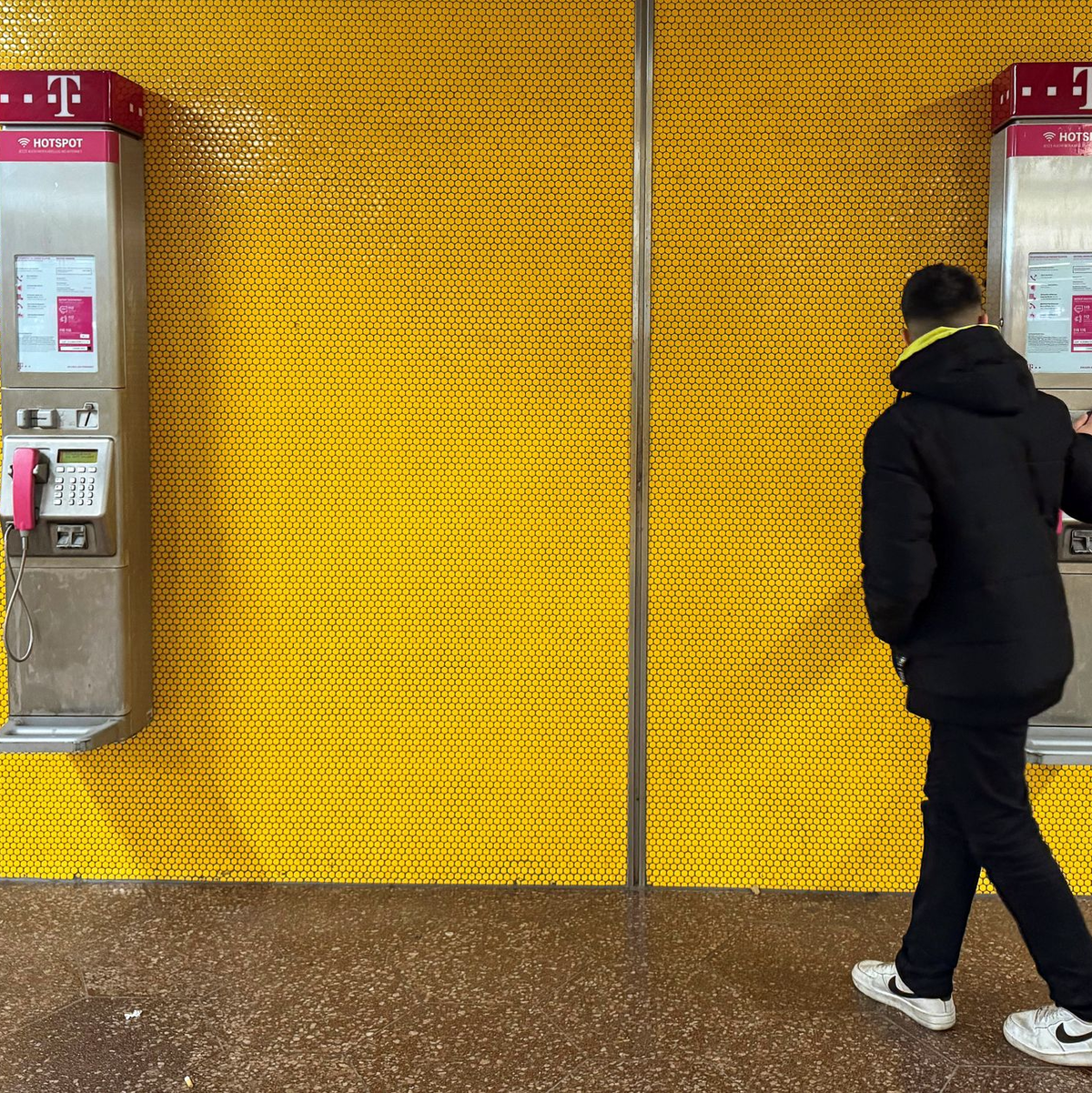 Zwei Wandtelefone am Bochumer Hauptbahnhof - mancher Passant bleibt stehen und blickt verwundert auf die alte Technik. - Foto: Wolf von Dewitz/dpa